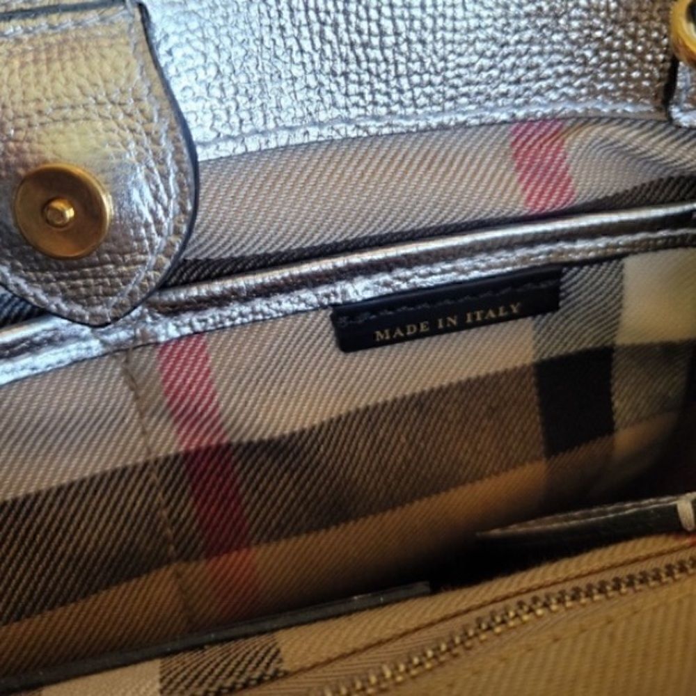 BURBERRY Metallic Calfskin Broguing Small Banner - Picture 14 of 16